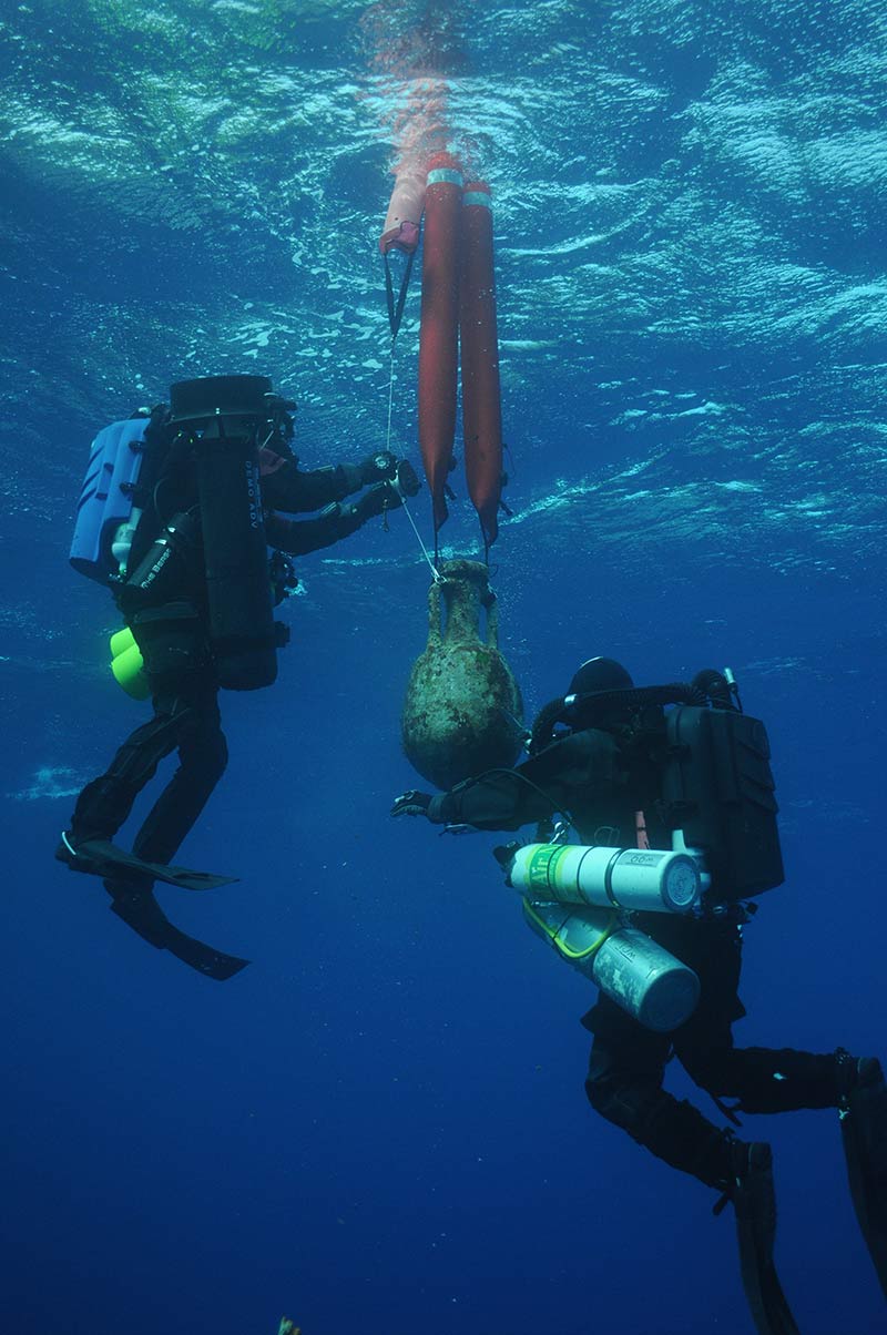 divers recovering amphora