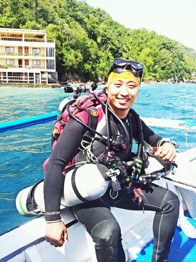 Dohyung_Kim.jpg-1 Do Hyung Kim in full diving gear tank under arm