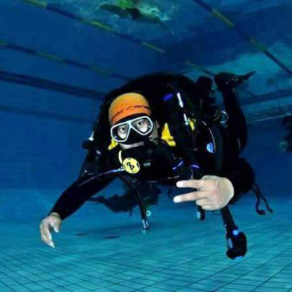Dohyung_Kim1.-peace_sign Do Hyung Kim - pool scuba diving peace sign