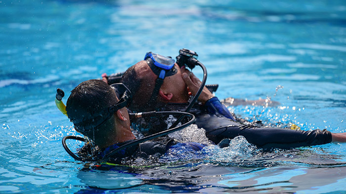 Diver rescuing diver