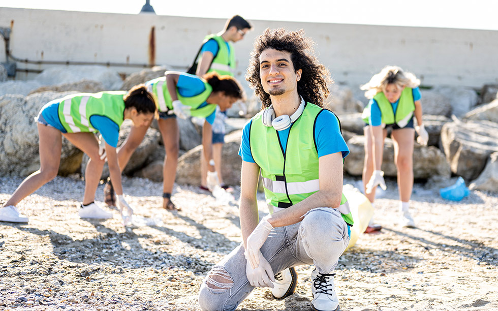 cleaning-the-rubish-on-a-beach