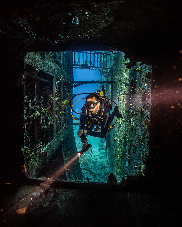 diver-exploring-charles-brown-ship-statia diver-exploring-charles-brown-ship-statia